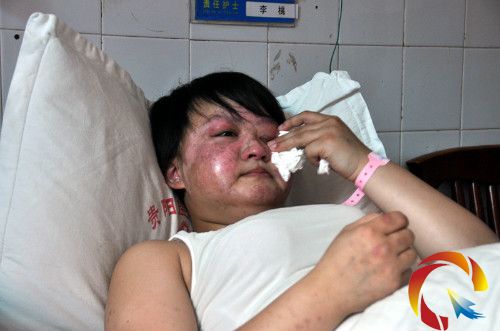 躺在病床上的唐敏在擦眼淚