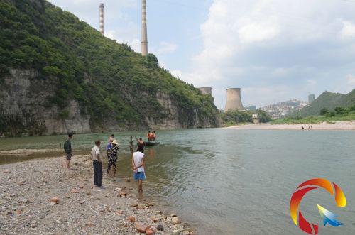 消防官兵到達現場后展開救援