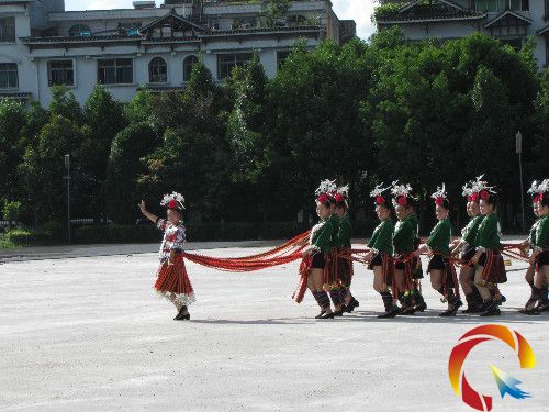 圖為雷山民族中學校園中正在排練《苗族錦雞舞》