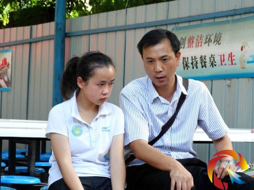 麻江縣第二中學校長任玉時(右)在鼓勵李光琴