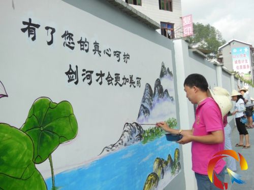 12位美術(shù)教師在繪制民族風(fēng)情墻