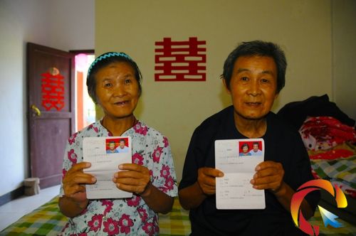 兩位老人領上了結婚證,高高興興地組建了新家庭