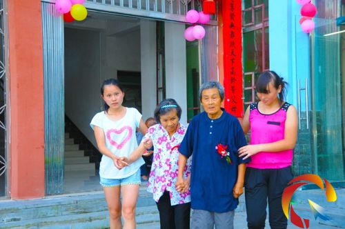 福利院里的孤兒宋敏和龍水梅給老人當伴娘