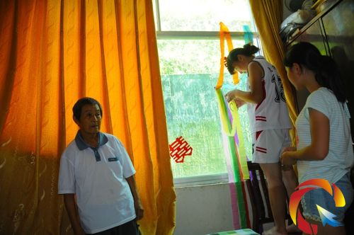 生活在福利院的孤兒來為老人布置新房,祝福老人新婚幸福