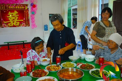 王邦治老人為新婚妻子吳朝芝老人添菜