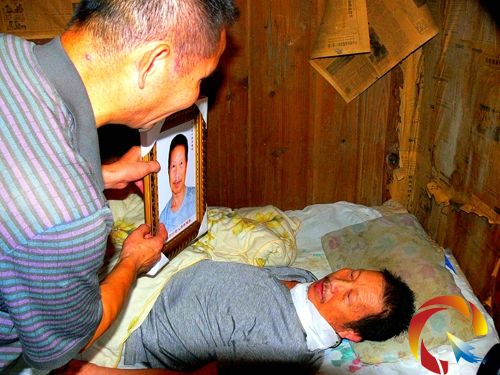 把制好的相片送到老人家中