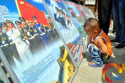 小孩在展板前參觀