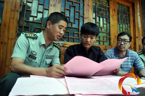 鎮遠武裝部長在為侗族青年介紹征兵政策