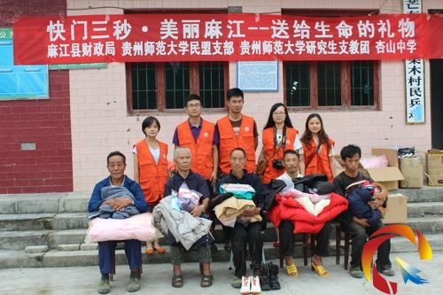 志愿者發(fā)放愛心物資及為他們拍攝照片