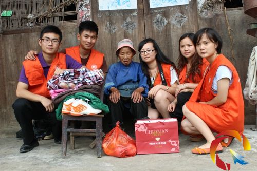 志愿者走進空巢老人家里為他們拍照,送去慰問小禮物