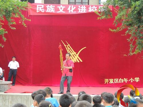 聘請的老師在臺上表演
