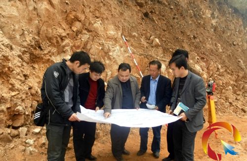 近日,呂南海指揮園區(qū)道路建設(shè)工作情景