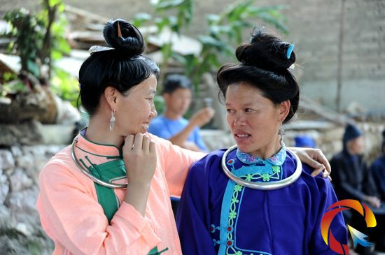 兩名穿著盛裝苗族村民