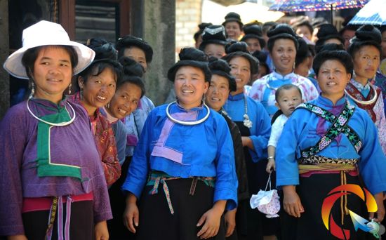 苗族村民在觀看蘆笙舞