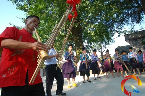 丹寨縣揚武鎮(zhèn)羊烈村,苗族村民在跳蘆笙舞