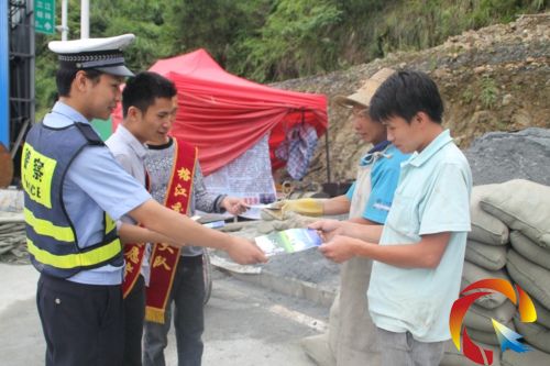 交警到施工地開展交通安全宣傳活動