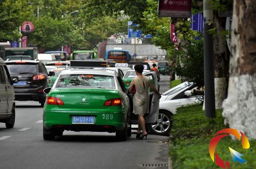 這位女子連續攔了多輛出租車之后,才能如愿上車