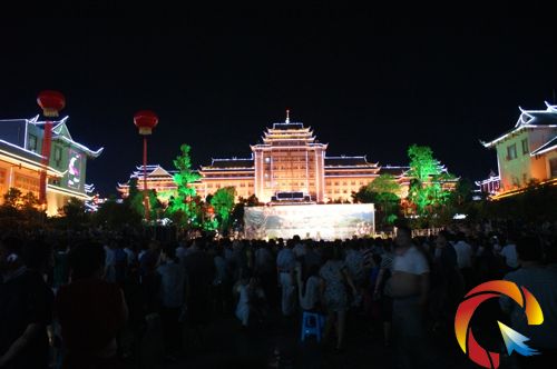 圍得水泄不通的比賽現(xiàn)場