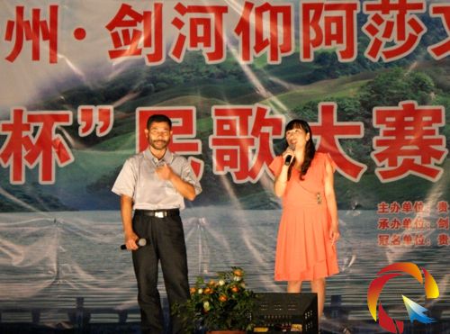 漢語組歌王歌后臺上獻藝