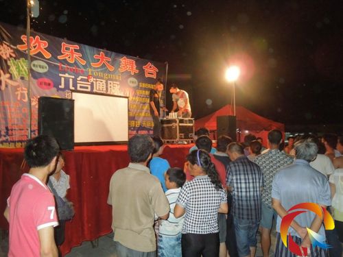 不明人員現場搭臺向群眾宣傳銷售“六合通脈納米磁能褲”