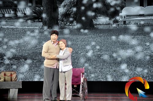 小品的形式表演“孝老愛親模范”的李正磊