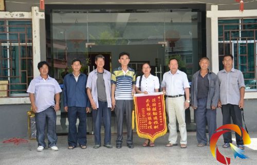 農民工表示感謝給縣司法局獻上“法律援助追報酬 為民解憂服務佳”字樣錦旗