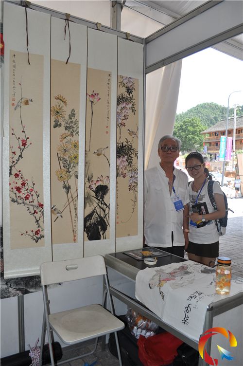 記者和陸先生與他的四季圖合影,該套圖,價值2000人民幣