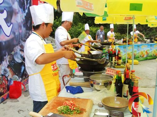 廚藝師們?cè)谡宫F(xiàn)技藝