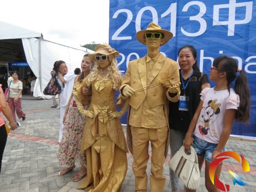 具有西洋風格的金人雕塑