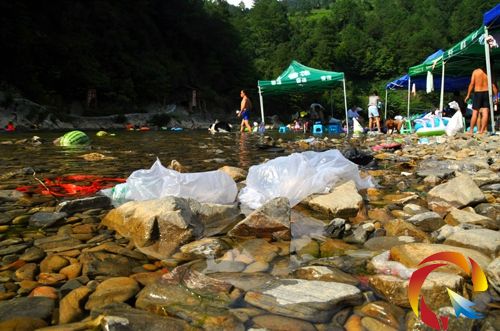 到處是白色垃圾