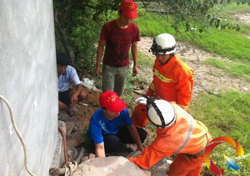 天柱青年抗旱突擊隊與消防戰(zhàn)士為群眾取水
