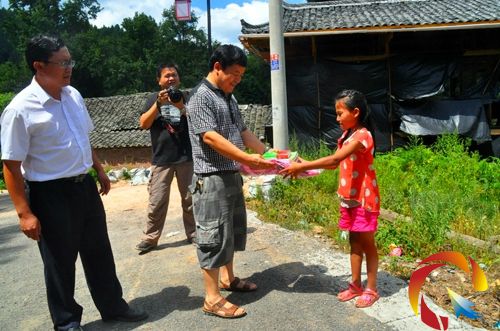 張金圓領到新書和文具