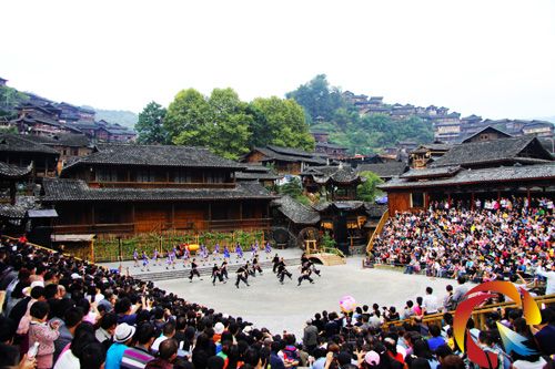 游客在觀看西江歌舞表演