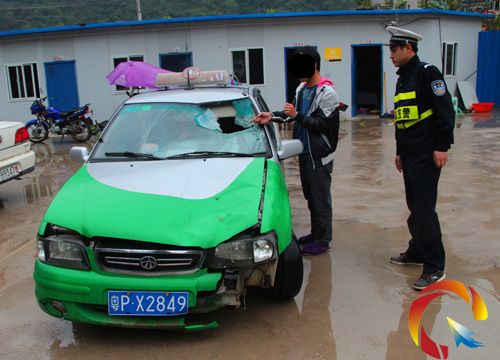 肇事嫌疑人申某在指認(rèn)撞擊部位