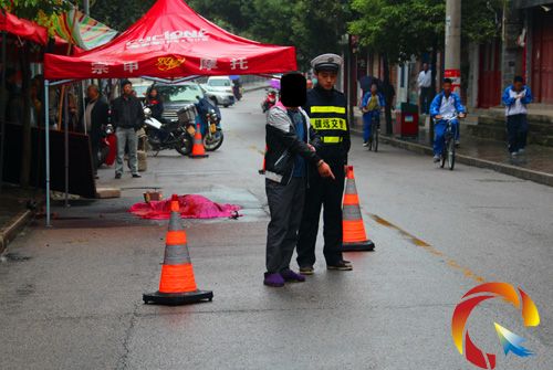 肇事嫌疑人申某在指認(rèn)撞擊地點(diǎn)