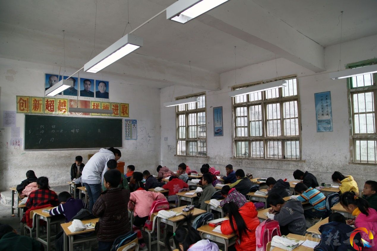 用LED燈裝飾一新的力那小學教室 桂工網-廣西工人報記者 范敏攝