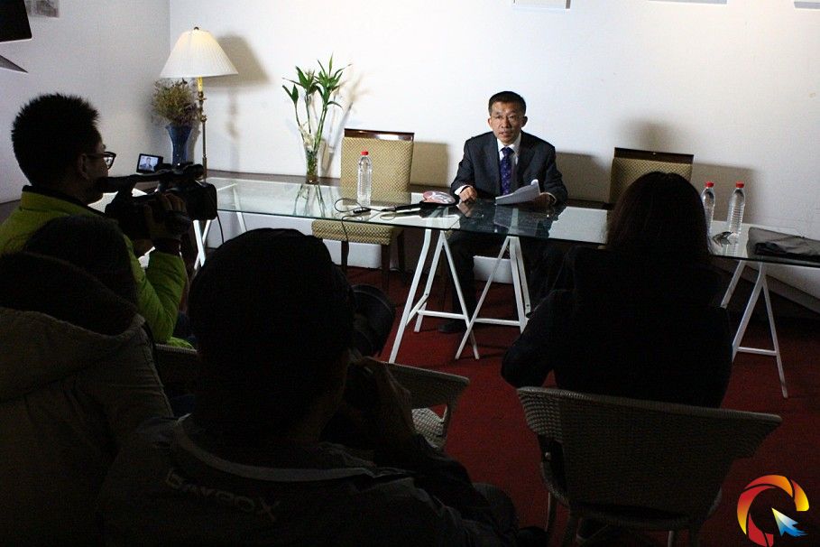 記者會現場 律師稱述韓磊欠賬事實.jpg