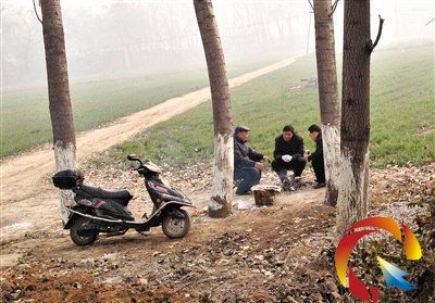 12��19�գ������ӿ�������סͨ�����ݰ��µ���·�ڣ��Է�İ�����M(j��n)�塣��ռ���6�ˣ�һ���(n��i)��m(x��)����9�ˣ������Լ�Ժ�Ӽ�������߅�� �¾���(b��o)ӛ�� ��· �z