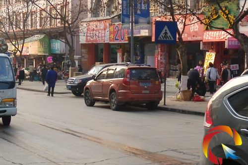 人行道變“停車場”