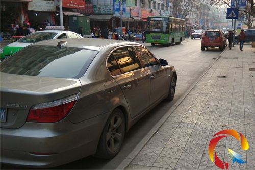 一段不長的路就停了兩輛車