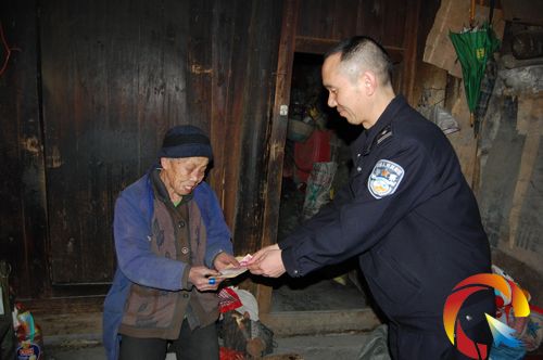 為公安遺屬送慰問金