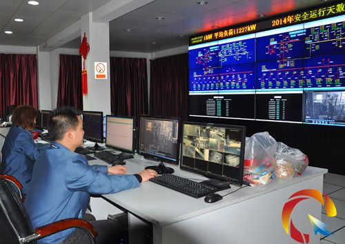 1:00時(shí),筆者來(lái)到雷山縣供電局集控中心,為了萬(wàn)家燈火的明亮和溫暖,供電調(diào)度員李勝明、凌光艷正在調(diào)度室緊張作業(yè)。工齡14年的凌光艷已有11個(gè)年頭的大年三十晚留守在調(diào)度室過(guò)年夜了。