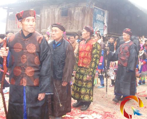 寨老率隊(duì)出發(fā)