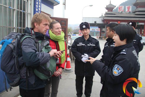 外國(guó)“背包客”高速路上攔車 懂英語(yǔ)的交警解難題