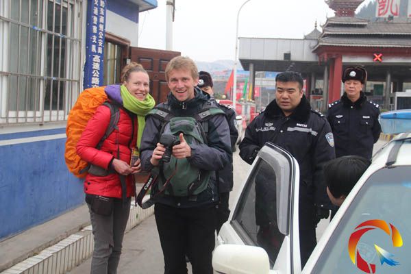 外國(guó)“背包客”高速路上攔車 懂英語(yǔ)的交警解難題