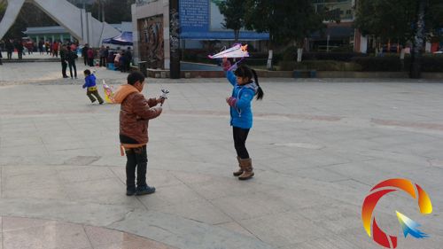 兩個(gè)小孩子正在準(zhǔn)備放風(fēng)箏