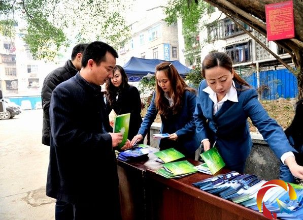 從江供電員工走上街頭零距離服務(wù)群眾