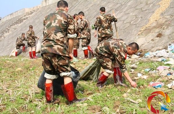 施秉縣千名干部為母親河“梳妝洗臉”