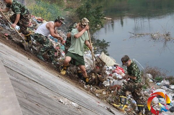 施秉縣千名干部為母親河“梳妝洗臉”