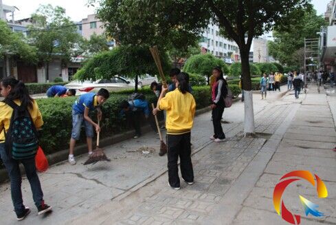 施秉縣借全民清潔日之“機”培育 校園文明之“花”